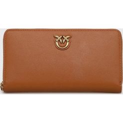 Pinko portfel skórzany damski kolor brązowy. Brązowe portfele Pinko, bez wzorów, z materiału. Za 599.99 zł.