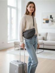 Saszetka nerka na regulowanym pasku z imitacji skóry - czarny. Czarne nerki i saszetki Sinsay, bez wzorów, ze skóry, bez dodatków. Za 29.99 zł.