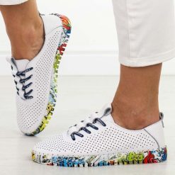 Biało granatowe skórzane półbuty damskie T.Sokolski W26-609. Białe półbuty wsuwane Sokolski, na jesień, w ażurowe wzory, z jeansu, biznesowe, bez obcasa, na płaskiej podeszwie. Za 199.00 zł.