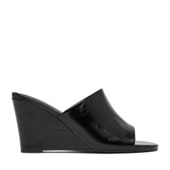 Klapki JENNY. Czarne klapki Jenny, bez wzorów, bez obcasa, bez zapięcia. Za 119.99 zł.