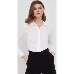 Pennyblack koszula damska kolor biały slim z kołnierzykiem klasycznym. Białe koszule Pennyblack, bez wzorów, z tkaniny, klasyczne, bez kołnierzyka, bez ramiączek. W wyprzedaży za 359.99 zł.