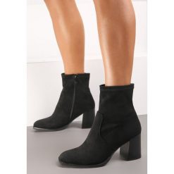 Czarne Botki Moriarty. Czarne botki Renee, z aplikacjami, eleganckie, za kostkę, bez obcasa, na obcasie, bez zapięcia. W wyprzedaży za 76.99 zł.