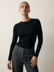 Klasyczny prążkowany sweter - czarny. Czarne swetry Sinsay, l, bez wzorów, prążkowane, klasyczne, bez ramiączek. Za 29.99 zł.