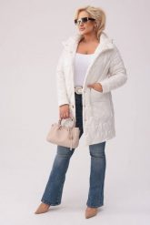 Pikowany płaszcz Vivien w kolorze ecru z fantazyjnymi kieszeniami OVERSIZE PLUS SIZE XXL JESIEŃ. Brązowe płaszcze Moda Size Plus Iwanek, na jesień, plus size, bez wzorów, z poliesteru, eleganckie, bez kaptura. Za 469.90 zł.