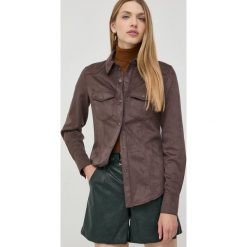 Guess koszula damska kolor brązowy regular z kołnierzykiem klasycznym. Brązowe koszule Guess, l, z aplikacjami, klasyczne, bez kołnierzyka, bez ramiączek. W wyprzedaży za 364.99 zł.