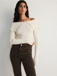 Bluzka z odkrytymi ramionami - złamana biel. Bluzki Reserved, l, bez wzorów, z dzianiny, bez kołnierzyka, bez ramiączek. W wyprzedaży za 39.99 zł.