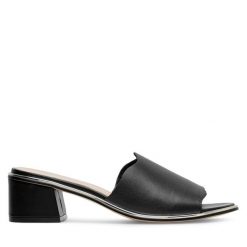Klapki Lasocki. Czarne klapki Lasocki, bez wzorów, bez obcasa, bez zapięcia. Za 199.99 zł.