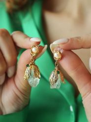 L'Atelier de Gaia Pozłacane kolczyki-wkrętki rozmiar: onesize. Białe kolczyki L'Atelier de Gaia, z perłą, pozłacane. Za 39.99 zł.