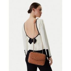 Torebka Guess. Czarne torebki klasyczne Guess, z aplikacjami, klasyczne, bez dodatków. Za 584.99 zł.