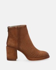 ZAMSZOWE BOTKI NA OBCASIE D761 SUE COGNAC. Brązowe botki Venezia, bez wzorów, ze skóry, bez obcasa, na obcasie, bez zapięcia. Za 749.00 zł.