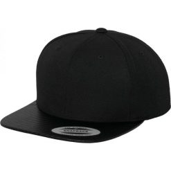 Czapka Snapback Z Płaskim Daszkiem. Czarne czapki z daszkiem FLEXFIT, bez wzorów. Za 95.99 zł.