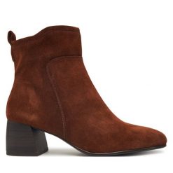 Botki Tamaris. Brązowe botki Tamaris, bez wzorów, bez obcasa, na słupku, bez zapięcia. Za 239.99 zł.