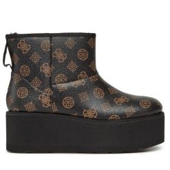 Botki Guess. Brązowe botki Guess, z aplikacjami, bez obcasa, na płaskiej podeszwie, bez zapięcia. Za 339.99 zł.
