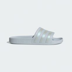 Klapki adilette Aqua. Niebieskie klapki adidas, bez wzorów, eleganckie, bez obcasa, bez zapięcia. Za 99.95 zł.