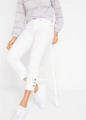 Jeansy o kroju slim fit, średni stan, o skróconej długości. Białe jeansy bonprix, bez wzorów, z jeansu. Za 119.99 zł.