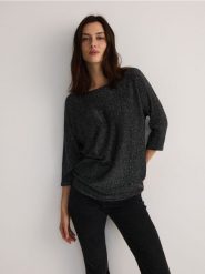 Sweter z metalizowaną nitką - czarny. Czarne swetry Reserved, l, bez wzorów, z wiskozy, bez ramiączek. W wyprzedaży za 49.99 zł.