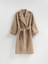 Dwurzędowy płaszcz z paskiem - beżowy. Brązowe płaszcze Reserved, l, bez wzorów, z tkaniny, bez kaptura. Za 259.99 zł.