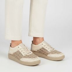 Półbuty damskie S.Barski, cholewka połączenie materiału tekstylnego i koronki wiązanie klasyczne perforowane panele niski fason zaokrąglony nosek, be. Brązowe półbuty wsuwane S.BARSKI, bez wzorów, z koronki, klasyczne, bez obcasa, na płaskiej podeszwie. Za 189.00 zł.