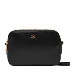 Torebka Calvin Klein. Czarne listonoszki Calvin Klein, bez wzorów, bez dodatków. Za 299.99 zł.