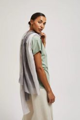 Szal letni z postrzępionym brzegiem szary. Szare szaliki i kominy MOODO, na lato, bez wzorów. W wyprzedaży za 19.99 zł.