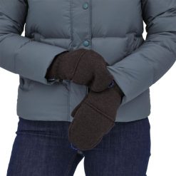 Rękawiczki polarowe Patagonia Better Sweater Gloves. Czarne rękawiczki Patagonia, bez wzorów, z polaru, sportowe. Za 229.99 zł.