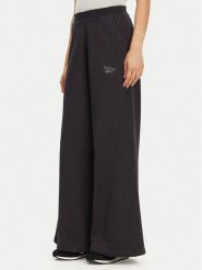 Reebok Spodnie dresowe 100214071 139-18-00 Czarny Regular Fit. Czarne spodnie dresowe Reebok, bez wzorów, z bawełny. Za 229.99 zł.