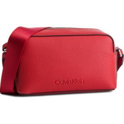 Torebka CALVIN KLEIN - Race Crossbody K60K604881 640. Czerwone listonoszki Calvin Klein, bez wzorów, ze skóry ekologicznej, bez dodatków. W wyprzedaży za 279.00 zł.