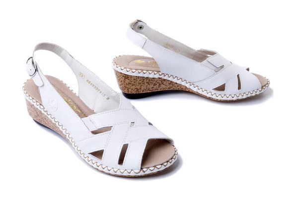 RIEKER 66189-80 white, sandały damskie. Białe sandały Rieker, bez wzorów, ze skóry, bez obcasa, na koturnie, bez zapięcia. Za 309.90 zł.