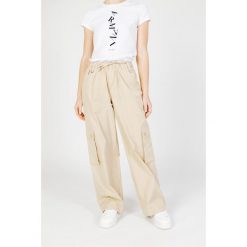 Spodnie Kobieta ONLY Onlzely Mw Wide Cargo. Brązowe spodnie sportowe ONLY, bez wzorów, z tkaniny, długie. Za 223.50 zł.