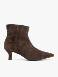 Botki w print krokodyla na szpilce flare. Brązowe botki Ryłko, bez wzorów, ze skóry, eleganckie, bez obcasa, na obcasie, bez zapięcia. Za 479.99 zł.