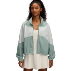 Kurtka treningowa damska wodoodporna z 4-way stretch Under Armour 1389631. Zielone kurtki Under Armour, bez wzorów, z elastanu, bez kaptura. Za 299.99 zł.