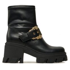 Botki Versace Jeans Couture. Czarne botki Versace Jeans Couture, bez wzorów, z jeansu, bez obcasa, na słupku, bez zapięcia. Za 469.99 zł.