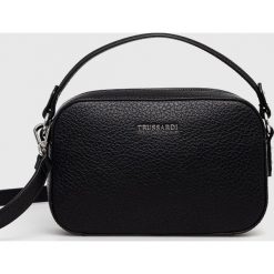 Trussardi torebka kolor czarny. Czarne listonoszki TRUSSARDI, bez wzorów, na ramię, bez dodatków. W wyprzedaży za 379.99 zł.