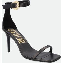 SANDAŁY VERSACE JEANS COUTURE. Czarne sandały Versace Jeans Couture, bez wzorów, z jeansu, bez obcasa, na obcasie, bez zapięcia. Za 859.00 zł.