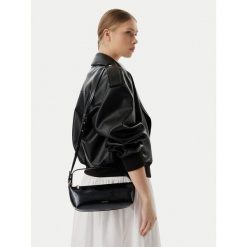 Torebka Calvin Klein. Czarne torebki klasyczne Calvin Klein, bez wzorów, klasyczne, bez dodatków. Za 449.99 zł.