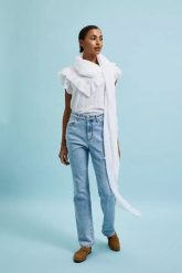 Gładki letni szal biały. Białe szaliki i kominy MOODO, na lato, bez wzorów. W wyprzedaży za 19.99 zł.