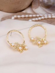 Pierres delicates Pozłacane kolczyki-wkrętki z perłami rozmiar: onesize. Żółte kolczyki Pierres delicates, z perłą, pozłacane. Za 46.95 zł.