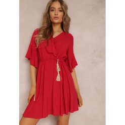 Bordowa Sukienka Hypsilea. Czerwone sukienki Renee, m, bez wzorów, z tkaniny, bez kołnierzyka, bez ramiączek, mini, kopertowe. W wyprzedaży za 59.99 zł.