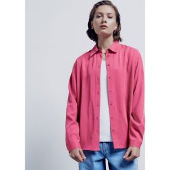 PREMIUM Koszula z Tencelem™ Lyocellem - Różowy. Czerwone koszule Reserved, bez wzorów, z lyocellu, bez kołnierzyka, bez ramiączek. Za 159.99 zł.