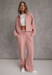 Różowy Prążkowany Komplet Dresowy Spodnie o Szerokim Kroju i Bluza z Kapturem Rerih. Czerwone bluzy Renee, l, bez wzorów, z dresówki, eleganckie, bez ramiączek, z kapturem. Za 169.99 zł.