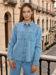 Koszula jeansowa z efektem sprania - niebieski. Niebieskie koszule Sinsay, l, bez wzorów, z jeansu, bez kołnierzyka, bez ramiączek. Za 59.99 zł.