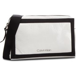 Torebka CALVIN KLEIN - Outline Medium Crossbody K60K604820 102. Listonoszki marki Calvin Klein. Za 449.00 zł.