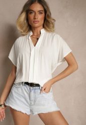 Biała Bluzka Oversize z Wiskozą o Kroju Nietoperz z Dekoltem w Serek Davithiel. Białe bluzki Renee, bez wzorów, z jeansu, eleganckie, bez kołnierzyka, bez ramiączek. W wyprzedaży za 55.99 zł.