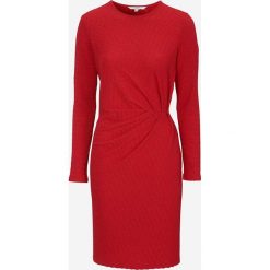 Dzianinowa sukienka dopasowana do ciała. Czarne sukienki Cellbes, bez wzorów, z dzianiny, eleganckie, bez kołnierzyka, bez ramiączek, dopasowane. W wyprzedaży za 78.00 zł.