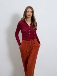 Bluzka polo z lyocellu - intenstywna czerwień. Czerwone bluzki Reserved, l, bez wzorów, z dzianiny, bez kołnierzyka, bez ramiączek. W wyprzedaży za 119.99 zł.