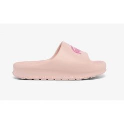 Klapki damskie Lacoste Serve Slide 2.0 na basen. Czerwone klapki Lacoste, bez wzorów, z dresówki, sportowe, bez obcasa, bez zapięcia. Za 233.20 zł.