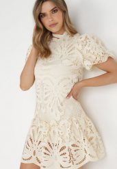 Jasnobeżowa Sukienka Cilleis. Brązowe sukienki Born2be, m, z aplikacjami, z koronki, eleganckie, bez kołnierzyka, bez ramiączek, mini. Za 279.99 zł.