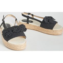 Sandały na koturnie - Czarny. Sandały marki Sinsay. Za 49.99 zł.
