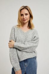 Gładki sweter z dekoltem w serek i ściągaczem szary. Szare swetry MOODO, l, bez wzorów, z poliesteru, bez ramiączek. W wyprzedaży za 79.99 zł.