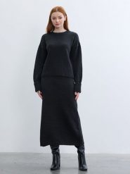 BGN Sweter w kolorze czarnym rozmiar: 40. Czarne swetry BGN, bez wzorów, bez ramiączek. Za 141.45 zł.